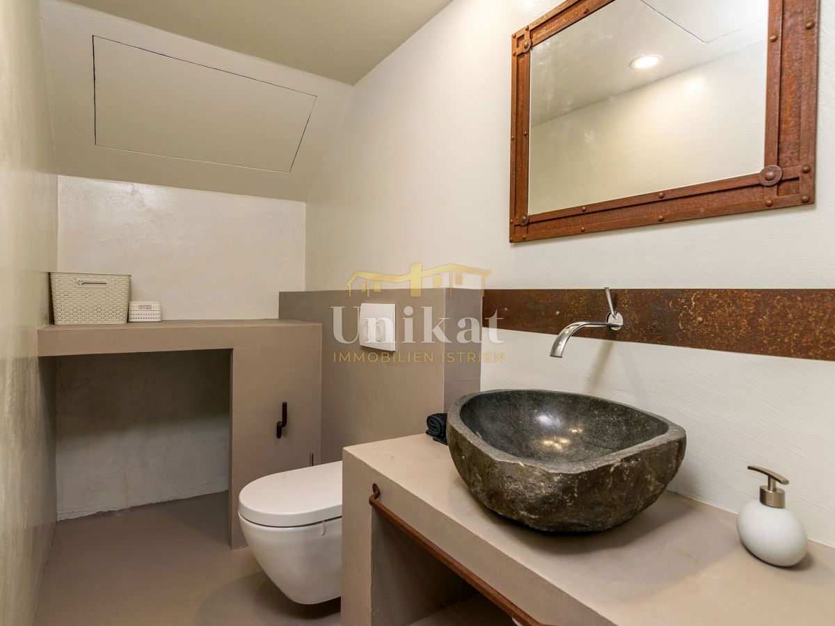 Kamena hiša z razgledom na naravo